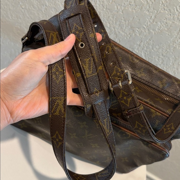 Louis Vuitton Vintage Monogram Crossbody Bag Leather with COA - Picture 4 of 16